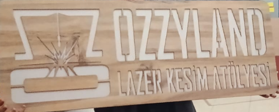 Ozzyland Lazer Kesim Atölyesi tabelası, ahşaba lazerle kesilmiş